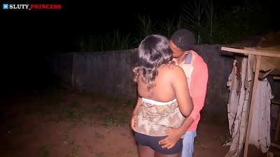 Ρομάντζο του δρόμου και καυτό σεξ με ένα παχουλό κορίτσι κλαμπ