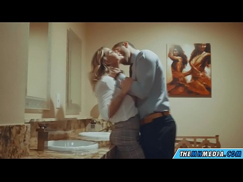 ❤️ Όταν μια πλούσια ξανθιά σε αποπλανεί σε μια δημόσια τουαλέτα ❤❌ Σούπερ σεξ ❌❤